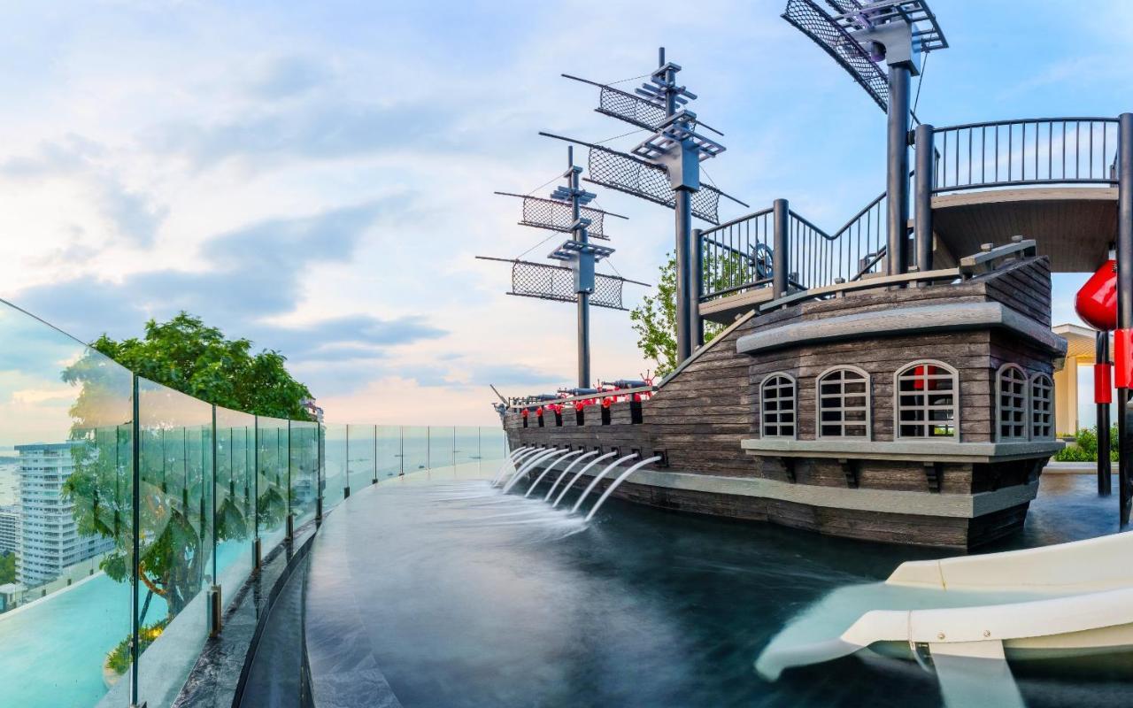 Somerset Pattaya Zewnętrze zdjęcie The pirate ship at the park