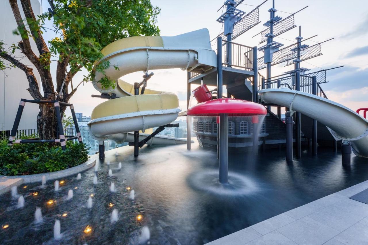 Somerset Pattaya Zewnętrze zdjęcie Water slide at the rooftop pool