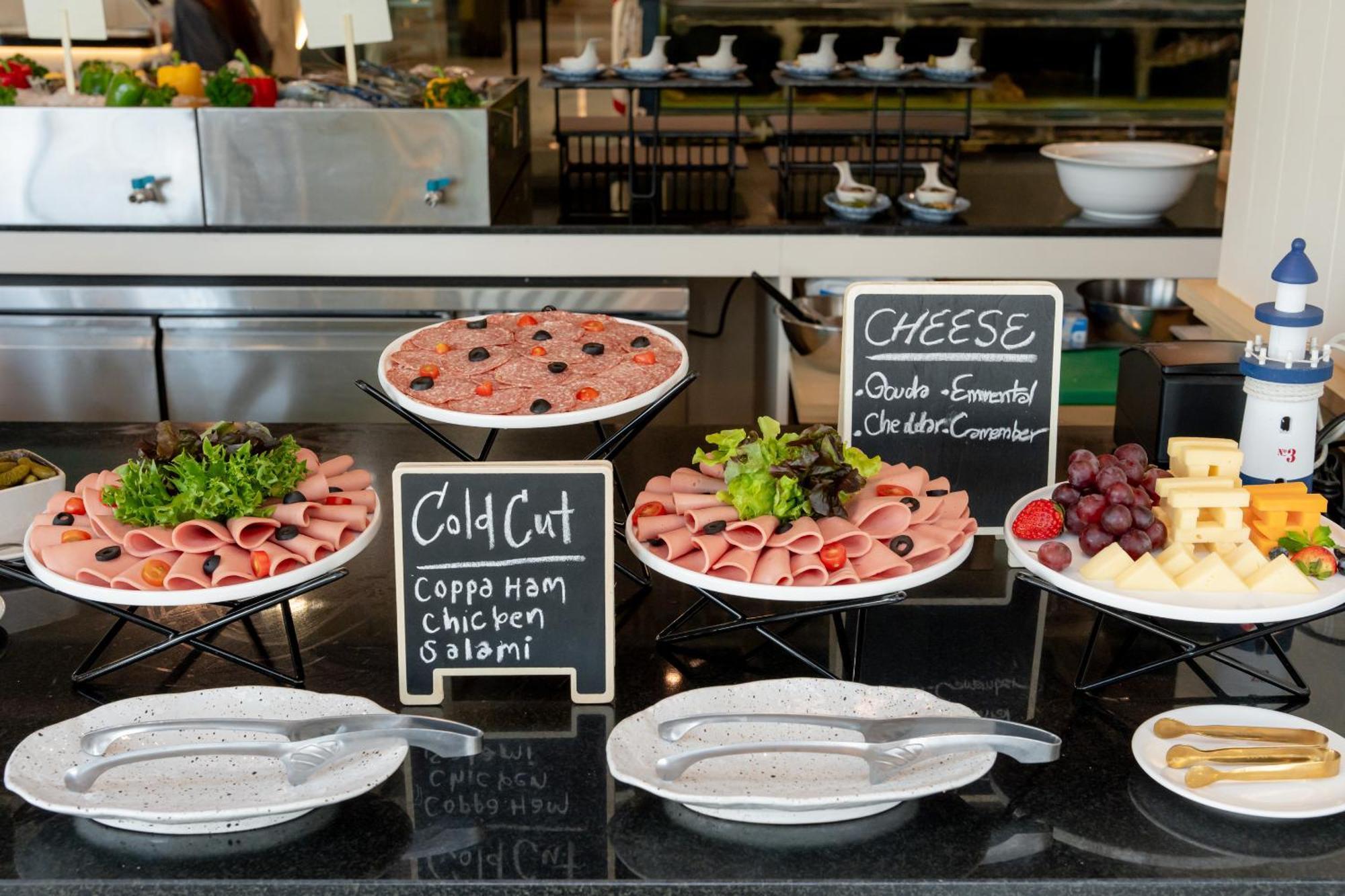Somerset Pattaya Zewnętrze zdjęcie A buffet with cold cuts and cheese
