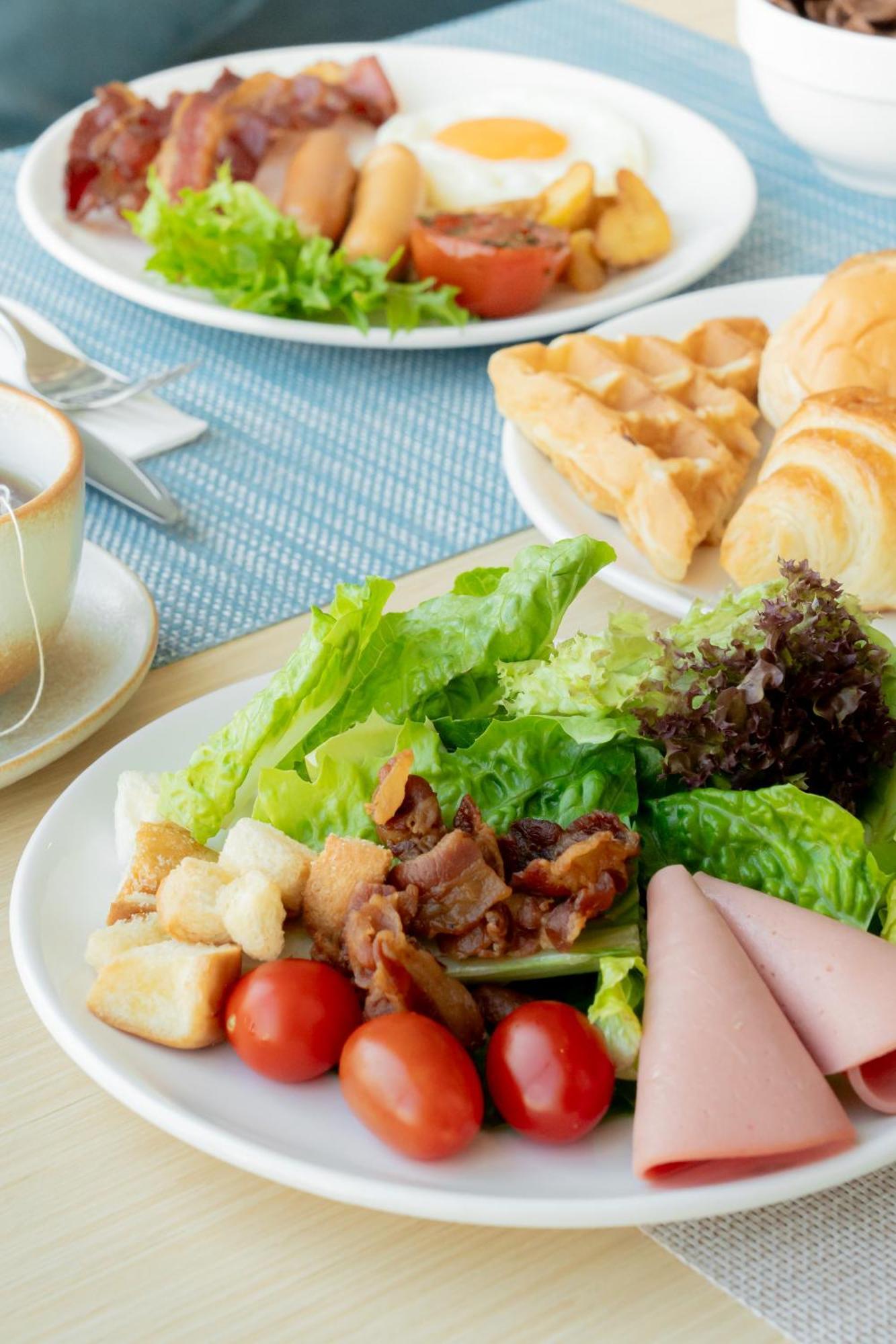 Somerset Pattaya Zewnętrze zdjęcie A salad with bacon
